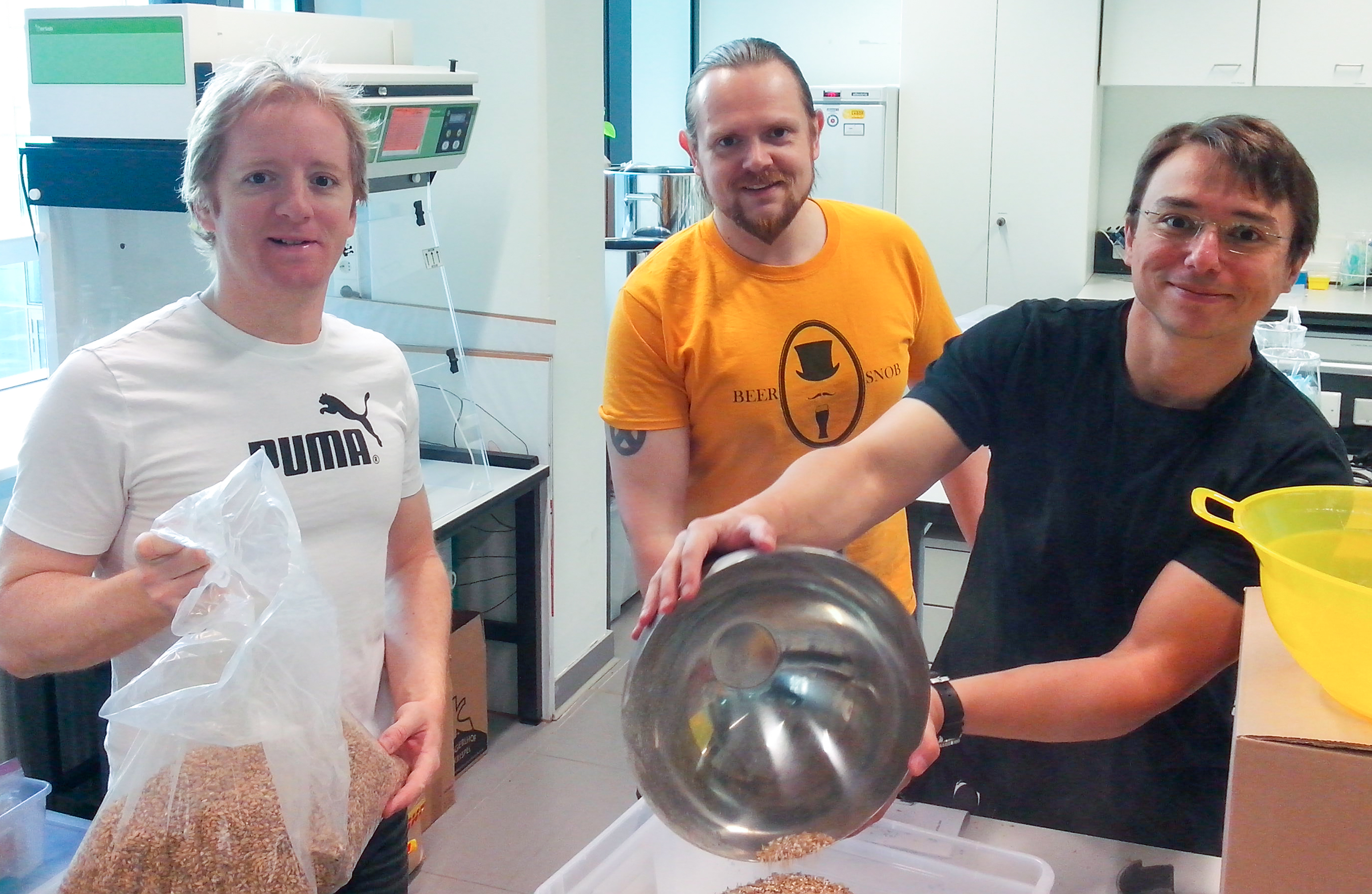 Die Biermacher Fritz Treiber, Gunter Almer und Rene Rehorska (v.l.) geben ihr Brau-Können in Kursen weiter. Was nicht fehlen darf: eine gehörige Portion Wissenschaft. Foto: Uni Graz 
