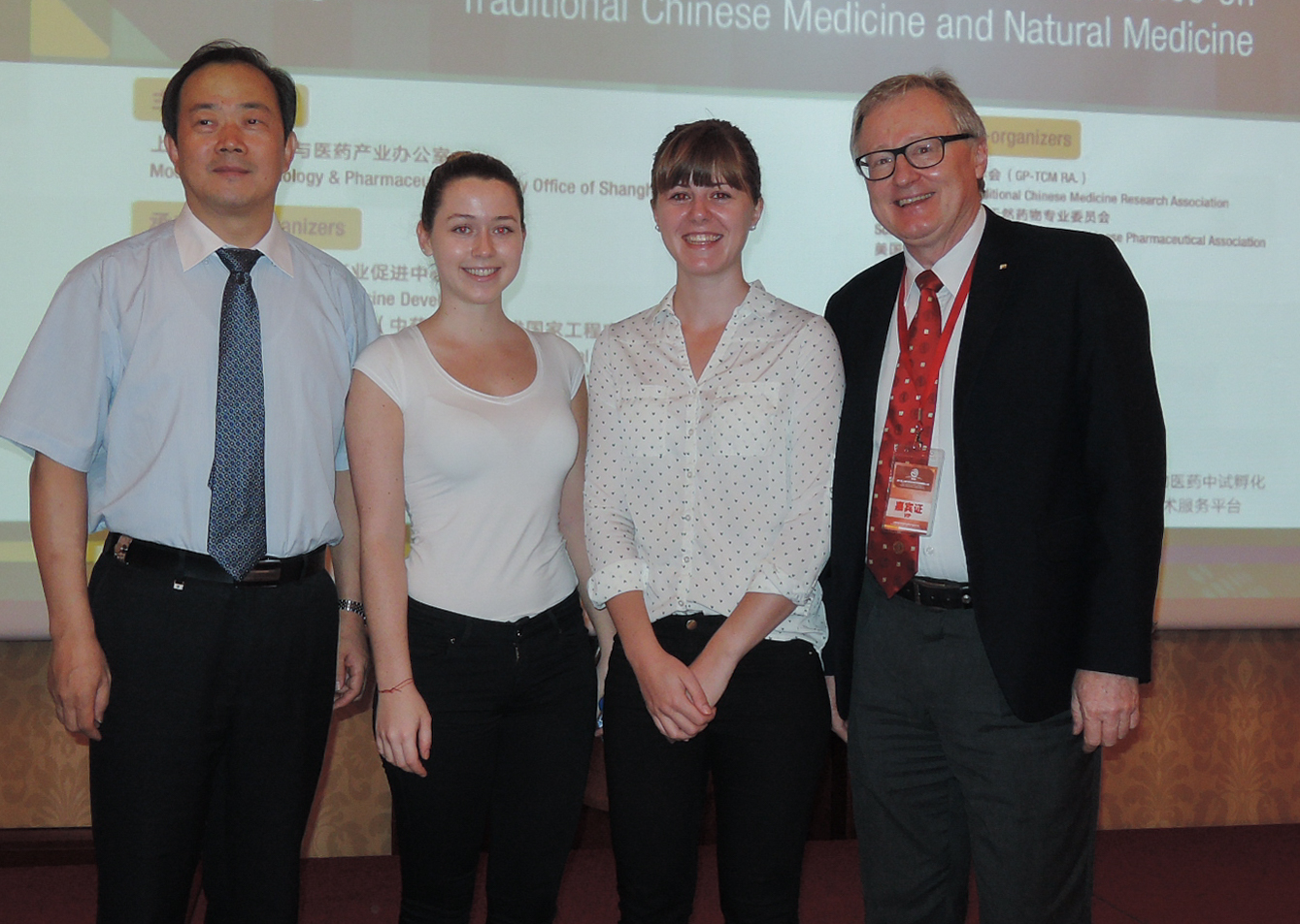 Prof. Dr. De-an Guo, Julia Solnier, Stephanie Gschwandtner und Rudolf Bauer (v.l.) Foto: KK. 