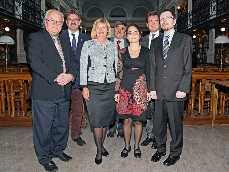 Leist(et)en an der UB einen Beitrag zur Vergangenheitsbewältigung: Historiker Winfried Garscha, Peter Scherrer, Christa Neuper, UB-Leiter Werner Schlacher, ForscherInnen Birgit Scholz und Markus Lenhart, Martin Polaschek. Foto: Uni Graz/Kastrun 
