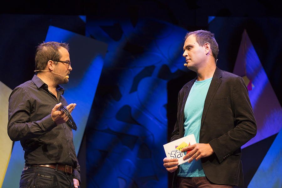 Uni-Graz-Forscher Ulrich Ermann (l.) gab Denkanstöße zur Flüchtlingsthematik, Moderator Bernhard Weingartner und Publikum waren beeindruckt. 