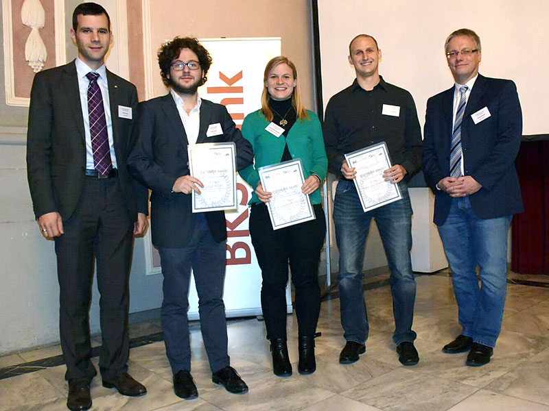 Die Gewinner des Best Paper Award mit dem Organisationsteam Stefan Palan (ganz links) und Roland Mestel (ganz rechts). Foto: Murg 