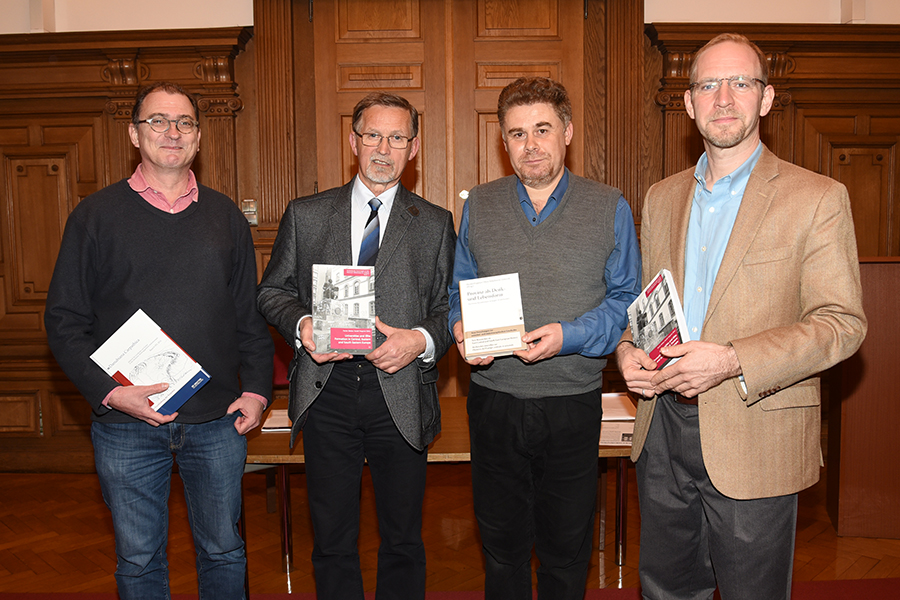 Neue Sammelbände zum Forschungsschwerpunkt Südosteuropa – unter anderem mit Beiträgen von Erdwissenschafter Bernhard Hubmann, den Historikern Harald Heppner und Dorin-Joan Rus sowie Politikwissenschafter Florian Bieber (v.l.) Foto: Uni Graz/Schweiger 