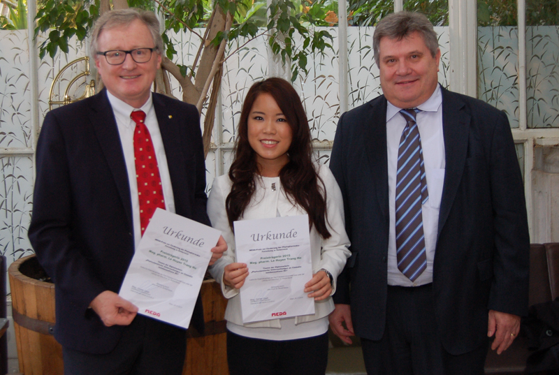 Freut sich über die Auszeichnung: Le Huyen Trang Ho (Mitte) mit Betreuer Rudolf Bauer (links) und dem Geschäftsführer von Meda Österreich, Mag. Günter Cseh. Foto: KK 
