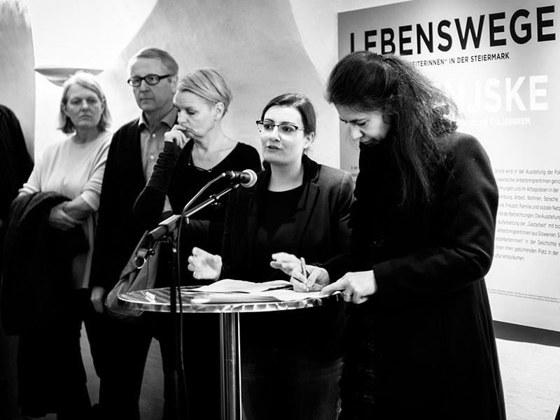 Verena Lorber (2.v.r.), Kuratorin der Ausstellung, bei der Eröffnung. Foto: GrazMuseum, Andreas Vormayr 