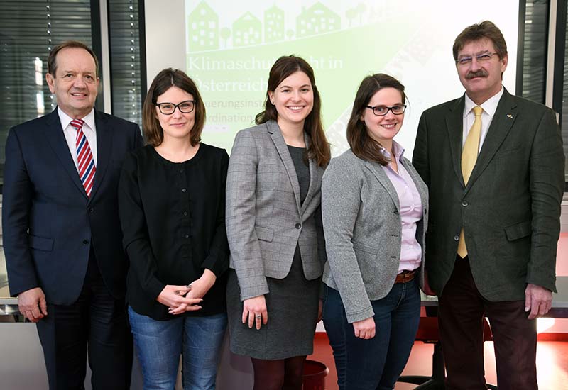 Universitätsrats-Vorsitzender Othmar Ederer, Melanie Hendler, Teresa Habjan, Sofie Waltl und Vizerektor Peter Scherrer (v.l.). Foto: Uni Graz/Pichler 