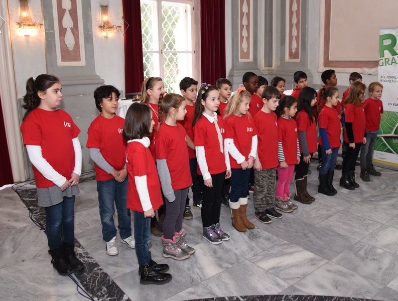 Der SUPERRAR Kinderchor sorgte für die gesangliche Einstimmung. 