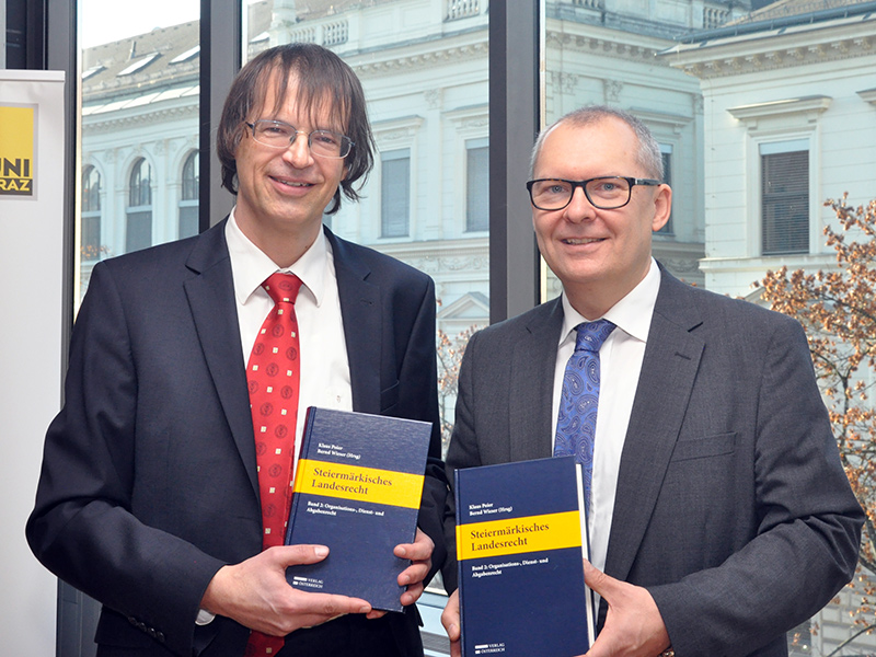 Präsentierten ihr aktuelles Werk zum steiermärkischen Landesrecht: Bernd Wieser und Klaus Poier. Fotos: Uni Graz/Eklaude ©Uni Graz/Eklaude