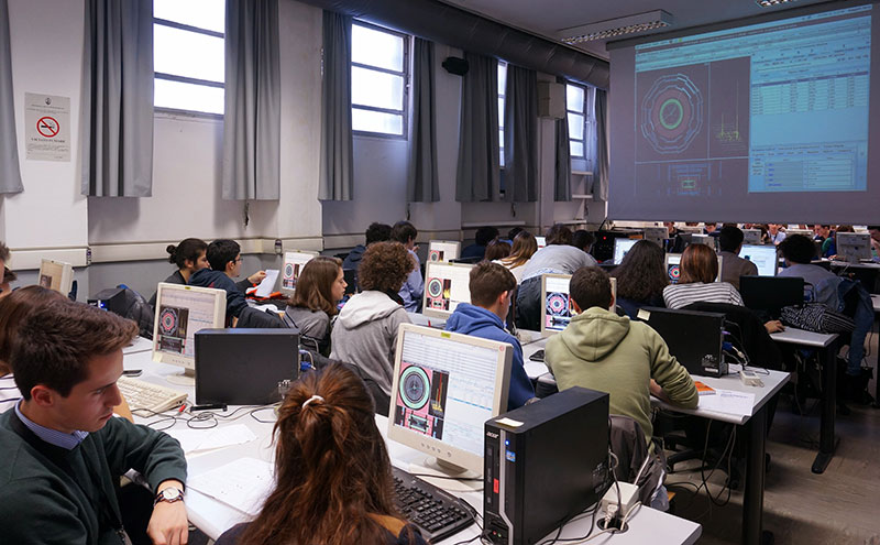 Bei den International Masterclasses können sich OberstufenschülerInnen als TeilchenphysikerInnen probieren - hier im Jahr 2015 in Mailand. Foto: http://www.physicsmasterclasses.org 