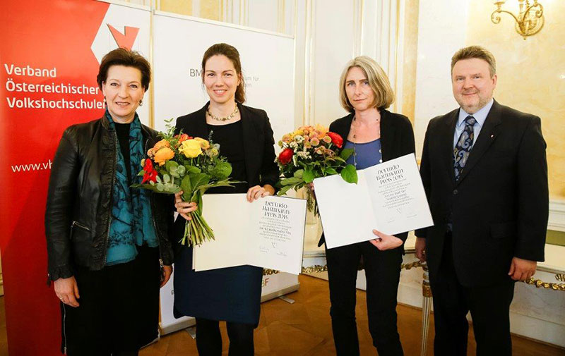 Bundesministerin Gabriele Heinisch-Hosek, die Preisträgerinnen Klaudija Sabo und Annette Sprung mit dem Vorstandsvorsitzenden des Verbandes Österreichischer Volkshochschulen, Michael Ludwig (v.l.). Foto: BKA/Andy Wenzel. 