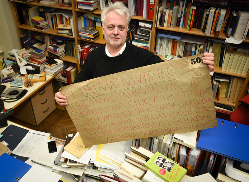 Althistoriker Peter Mauritsch mit einem Abklatsch aus der Sammlung der Universität Graz. Rund 1.200 solcher 3D-Kopien von Inschriften ruhen an der Uni Graz. Foto: Uni Graz/Tzivanopoulos 