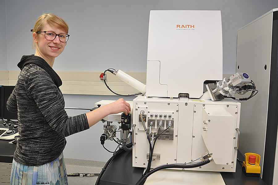 Marija Gasparic, Mitarbeiterin der Forschungsgruppe Nano-Optik, mit dem Elektronenstrahl-Lithographie-Gerät. ©Uni Graz/Schweiger