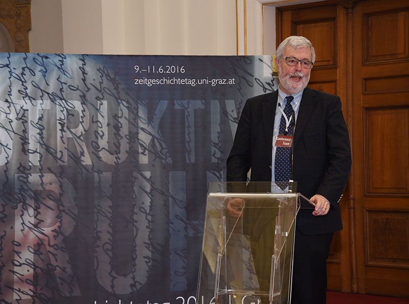 Helmut Konrad bedankte sich in seinen Eröffnungsworten beim gesamten Organisationsteam, bei dem auch NachwuchswissenschafterInnen und student helpers maßgeblich mitwirken. Foto: Uni Graz/Kastrun. 