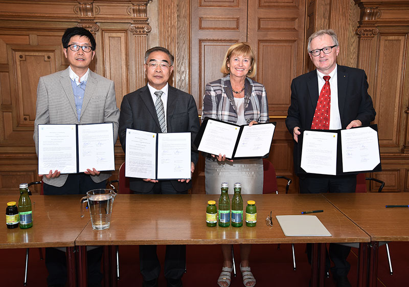 Unterzeichneten das Memorandum of Understanding: Chen Shilin, Zhang Boli, Rektorin Christa Neuper und Institutsleiter Rudolf Bauer (v.l.). Fotos: Uni Graz/Kastrun. 