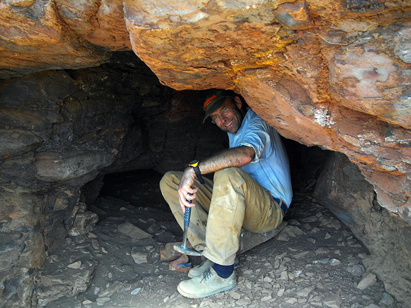 Kurt Stüwe auf Exkursion in Afrika: Der Erdwissenschafter erforscht anhand von Gesteinsproben die geologische Geschichte des Kontinents. Foto: Stüwe 