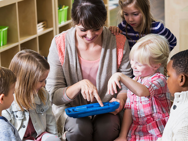 KindergärtnerInnen und andere Berufsgruppen bekommen hierzulande einen Mindestlohn, der einmal pro Jahr branchen­bezogen festgelegt wird. In Deutschland ist er gesetzlich fixiert. Foto: Susan Chang/iStockphoto.com 