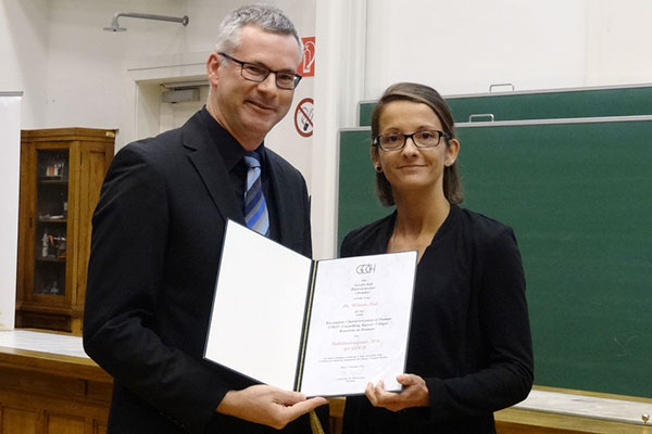 Prof. Hubert Huppertz, Vizepräsident der GÖCH, überreichte den Habilitationspreis an Melanie Hall ... 