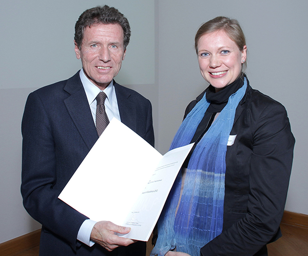 Minister Karlheinz Töchterle überreichte die Urkunden persönlich an Paula Aschauer ... 