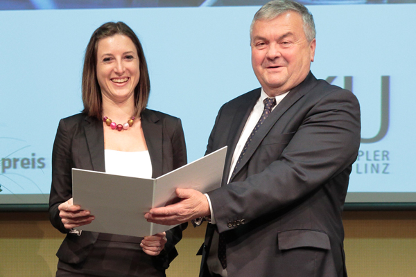 Angelika Gerstmann wurde mit den Wissenschaftspreis der Arbeiterkammer Oberösterreich ausgezeichnet. Überreicht wurde er von AK-Präsident Dr. Johann Kalliauer. Foto: Kurt Neulinger, AK OÖ 