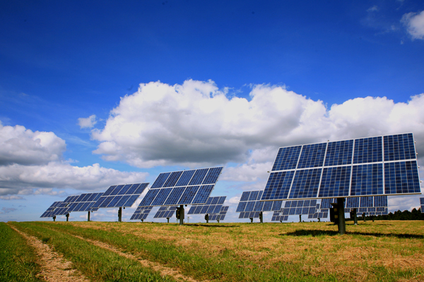 Stahlproduktion mithilfe von Photovoltaik und der Kraft der Sonne? WissenschafterInnen am Wegener Center für Umwelt und Globalen Wandel errechnen die Wirtschaftlichkeit dieses Modells. Foto: RainerSturm/pixelio.de 