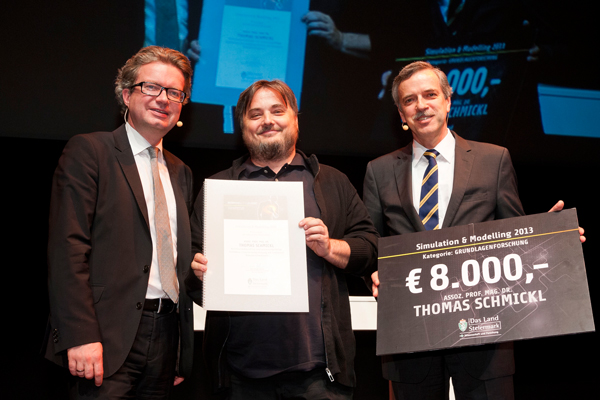 Landesrat Christopher Drexler und Wolfgang Pribyl von Joanneum Research überreichten die Auszeichnung an den Uni-Graz-Forscher Thomas Schmickl (Mitte). 