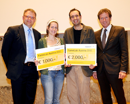 Didac Carmona (zweiter von rechts) mit Minister Karlheinz Töchterle nach seinem Gewinn bei Famelab. Foto: Stefanie Starz. 