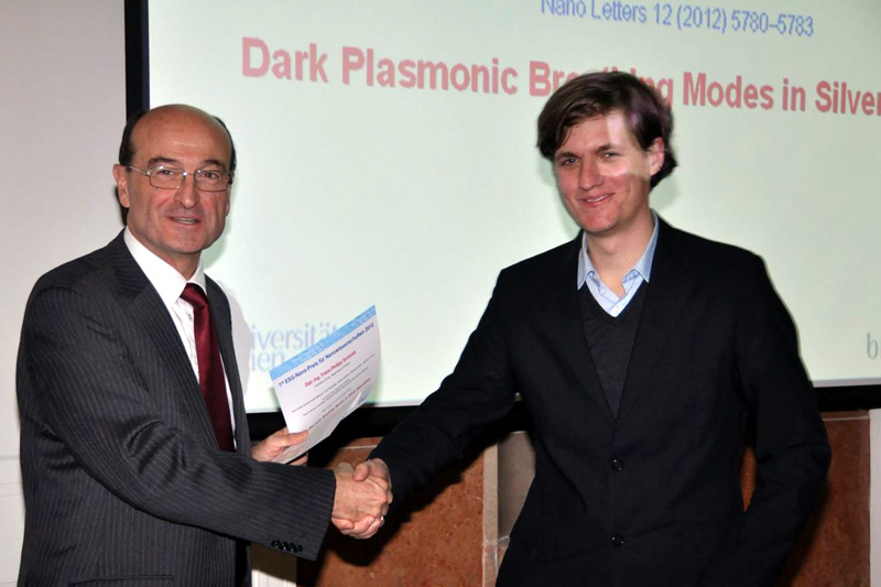 Univ.-Prof. Dr. Wolfgang Kautek, Präsident der Erwin-Schrödinger-Gesellschaft für Nanowissenschaften, überreicht die Auszeichnung an Franz-Philipp Schmidt 