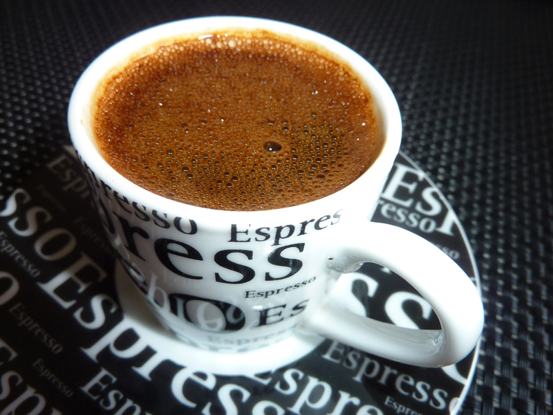 Kaffee macht leistungsfähiger - doch was für eine Wirkung hat das Getränk auf die Kraft-Geschwindigkeits-Beziehung im Muskel? Foto: Lupo/pixelio.de 