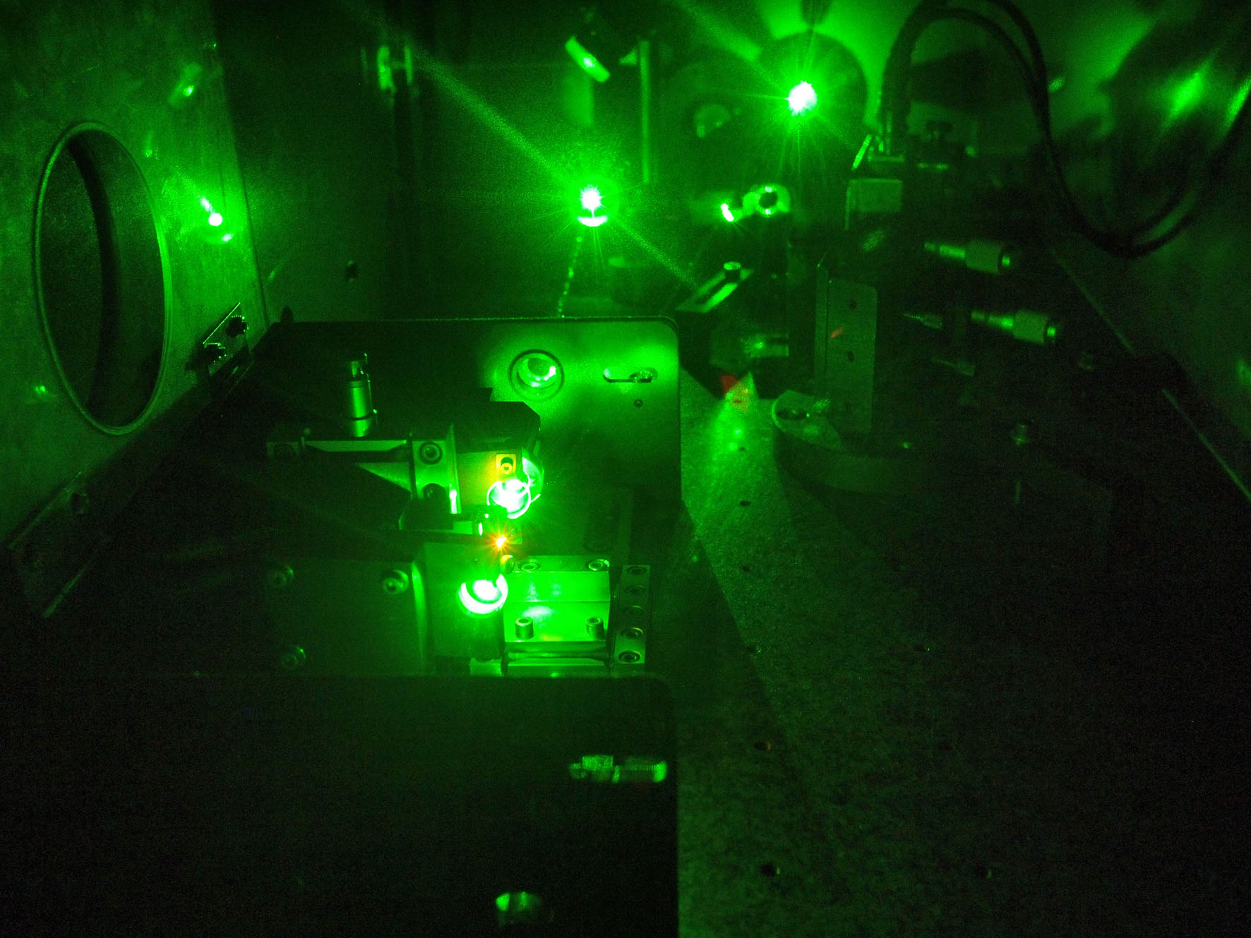 Lichtforschung auf dem nächsten Level an der Uni Graz: Ein Lasersystem erzeugt Femtosekunden-Laserpulse. Foto: Harald Ditlbacher, Institut für Physik. 