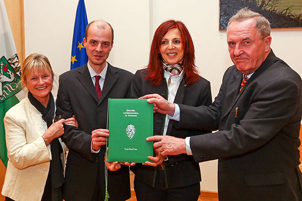 Ella Etzold-Diez (l.) und Alfred Ableitinger (r.) überreichten Stephan Karl und Gabriele Wrolli den Erna-Diez-Preis 2013 