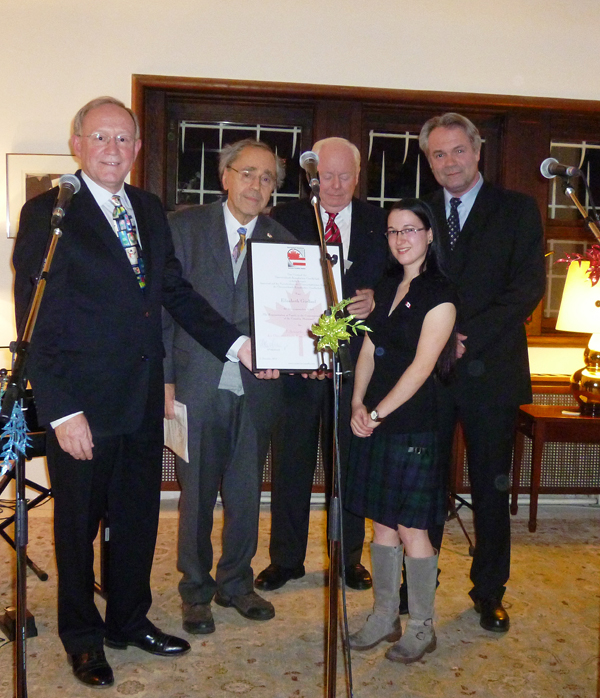 Elisabeth Gießauf, Preisträgerin des Scientific Award der Österreichisch-Kanadischen Gesellschaft (ÖKG), v.l.n.r.: Botschafter John Barrett, Waldemar Zacharasiewicz als Vertreter der Jury, ÖKG-Präsident Heinz Seitinger und Sponsor Hary Schröder von 