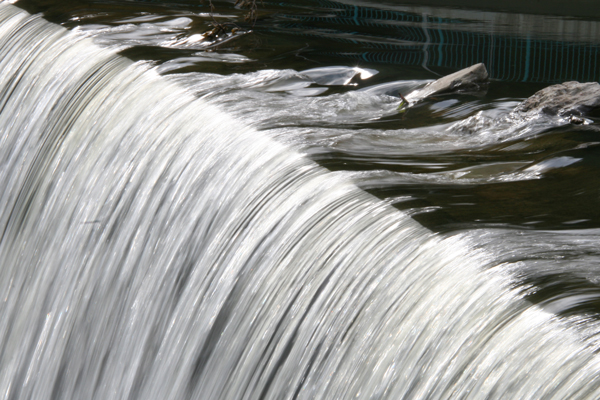 Welche Wege bahnt sich das Wasser durch das Gestein? Dieser Fragen gehen WissenschafterInnen der Uni Graz auf den Grund. Foto: Susanne Mankel/pixelio.de. 