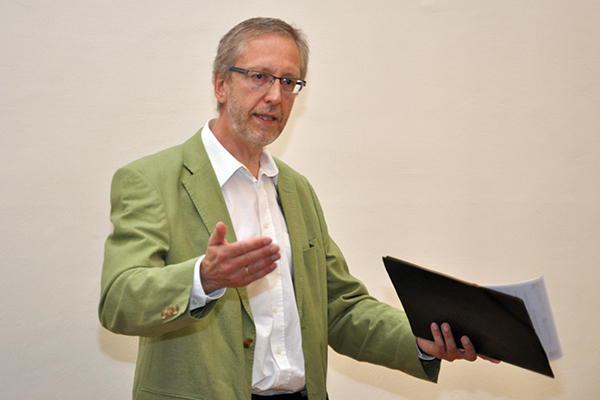 Initiator Wernfried Hofmeister freut sich auf die Zusammenarbeit mit den Unis Bamberg und Halle und den Austausch mit den NachwuchsforscherInnen. 