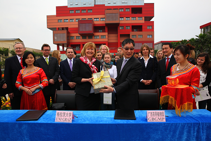 Rektorin Christa Neuper und Prof. Miao Jianhua, Direktor des Botanischen Gartens Nanning, unterzeichneten ein Kooperationsabkommen und eröffneten das neue „Joint Laboratory“ (rotes Gebäude im Hintergrund) 