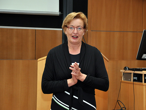 Cornelia Wustmann eröffnete das erste Forschungskolloquium für den Bereich Erziehungswissenschaft. 