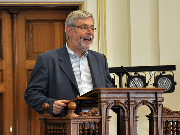 Dekan Helmut Konrad lud bei der Eröffnung ein, sich ein genaues Bild des gesamten Themenspektrums zu machen. 