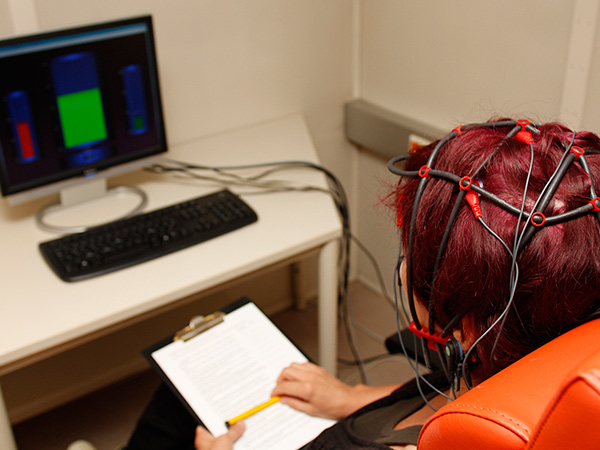 Mit der Kraft der Gedanken einen Balken am Computer steuern: Gezieltes Hirntraining mittels Neurofeedback hilft bei der Rehabilitation nach einem Schlaganfall. Für umfassende klinische Studien werden noch Testpersonen gesucht. 