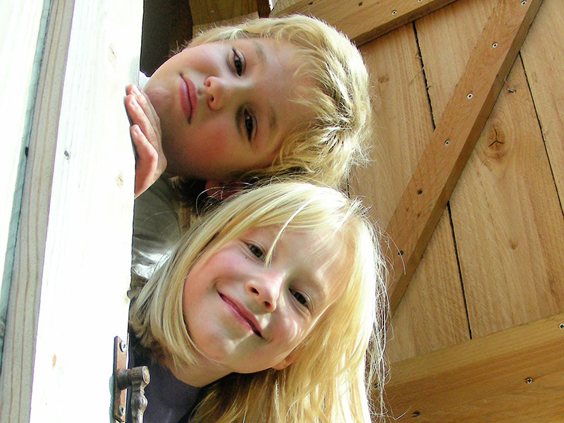 Jemandem vertrauen: Ältere Kinder können das besser als jüngere. Foto: S. Hofschläger/pixelio.de 