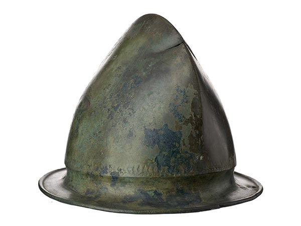 Ein Bronzehelm aus der späten Hallstattzeit, gefunden auf einem Acker in der Nähe von Maribor, zu sehen im Universalmuseum Joanneum. 