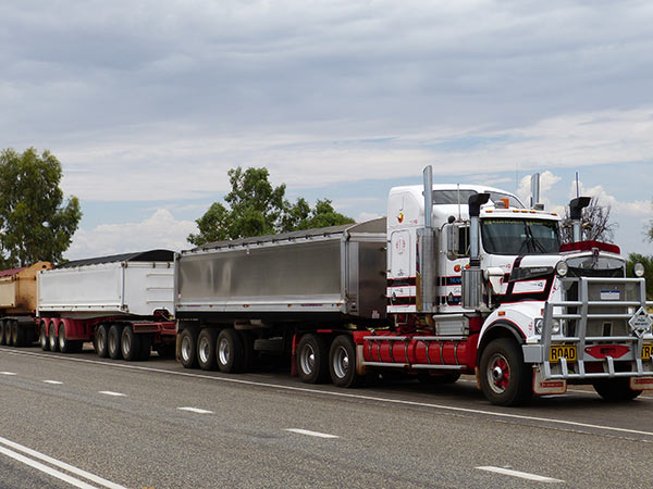 Damit auch große Lkws umweltfreundlicher werden, erforschen ChemikerInnen der Uni Graz alternative Treibstoffquellen 