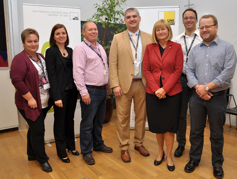 Die Co-Organisatorinnen vor Ort, Ulrike Gelbmann und Romana Rauter (1. und 2. v.l.), mit den internationalen Organisatoren der CRR-Konferenz, William Young (3.v.l.) und Tobias Hahn (2.v.r.), ISIS-Leiter Rupert Baumgartner, Rektorin Christa Neuper (Mitte) 