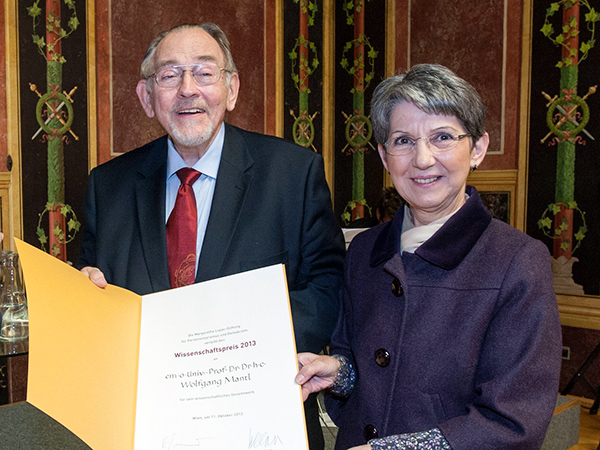 Nationalratspräsidentin Barbara Prammer überreichte Wolfgang Mantl den Margaretha-Lupac-Preis. 