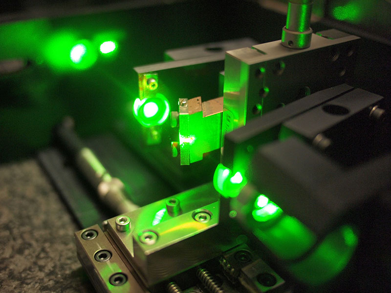 PhysikerInnen aus der Nano-Optik erklären die Funktionsweise von Lasern und Leuchtdioden. 