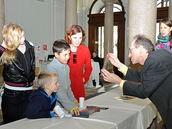Franz Stangl (r.) vom UniGraz@Museum empfing die BesucherInnen bereits im Foyer mit faszinierenden Experimenten. 