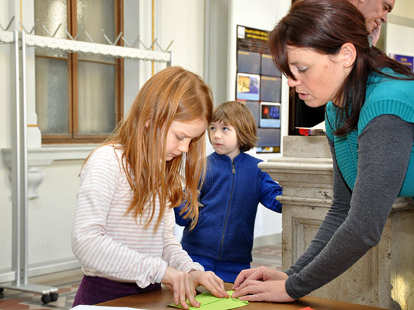 Petra Huber vom Kinderbüro bastelte mit den Jüngeren verschiedene Flieger-Modelle. 