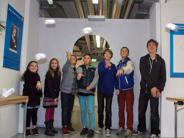 Welcher Komenteflieger schafft es am weitesten? Der Workshop im UniGraz@Museum stieß ebenfalls auf reges Interesse. 