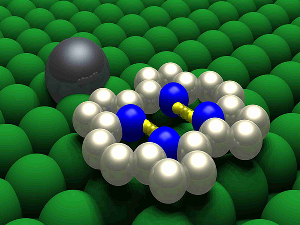 Teilchen-Steuerung auf einer Kupferoberfläche: Physiker zeigten erstmals, wie ein einzelnes Atom die benachbarten Moleküle beeinflussen kann. 