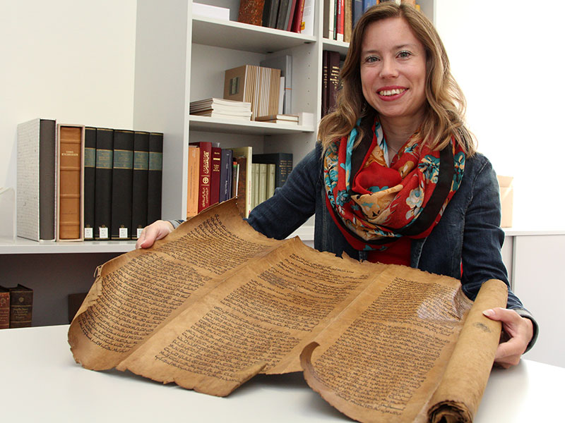 Edith Petschnigg mit einer Rolle der Hebräischen Bibel. Foto: Tzivanopoulos 