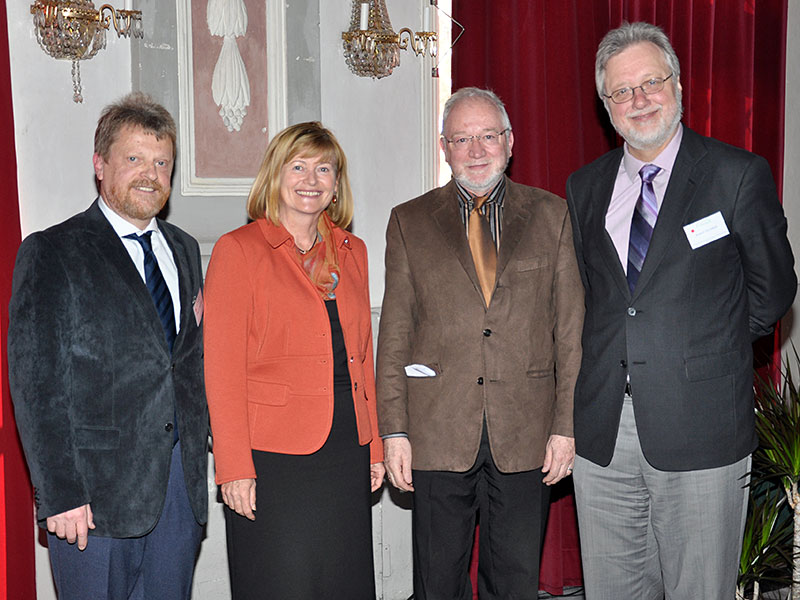 Die wissenschaftlichen Leiter der Konferenz, Sepp D. Kohlwein (l.) und Rudolf Zechner (r.), mit Rektorin Christa Neuper und Dekan Karl Crailsheim 