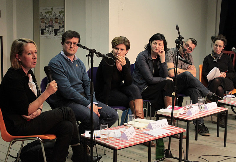 Podiumsdiskussion bei der Buchpräsentation am 11. März 2014 (v.l.): Johanna Rolshoven (Leiterin des Instituts für Volkskunde und Kulturanthropologie der Uni Graz), Anton Lederer (rotor), Birgit Kulterer (Kunsthistorikerin, Kunstvermittlerin), Elke Raut 