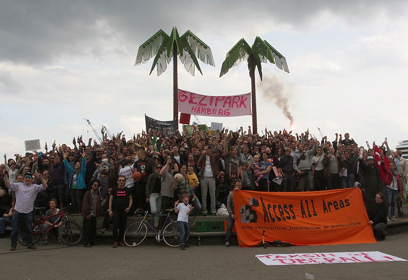 Protestaktion in Hamburg: Der "Park Fiction" wurde symbolisch in "Gezi Park Fiction St. Pauli" umbenannt. Foto-Shooting nach der Räumung des Gezi Parks in Istanbul am 16. Juni 2013. Foto: Park Fiction Archiv, Margit Czenki 